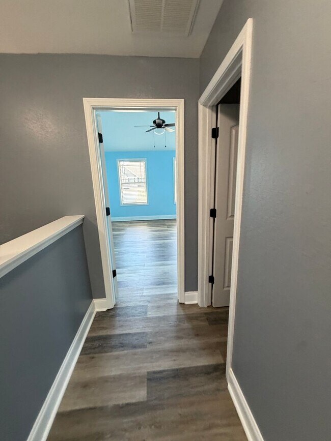 Building Photo - Large 4 Bedroom 2 1/2 Bath Pet Friendly Home For Rent!