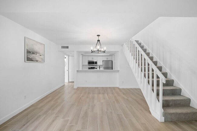 Building Photo - Well-maintained,2 bed 2 bath two-story condo located in Fort Myers