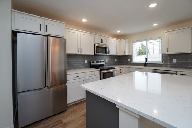 Building Photo - 1512 W Cub River Dr