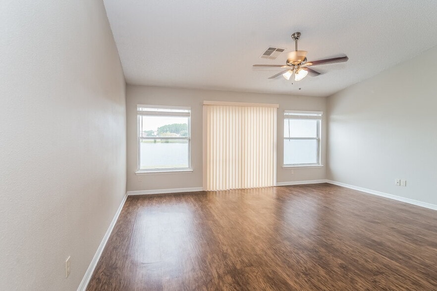 Building Photo - 975 Deer Spring Dr