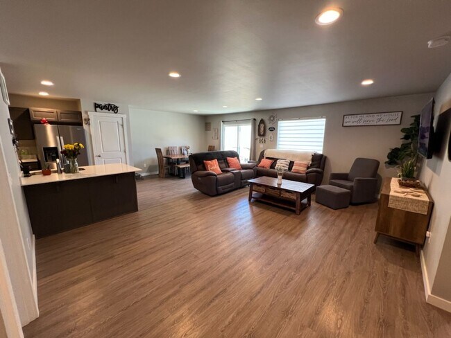 Building Photo - 3 bed/2 bath rambler style home! Double ga...