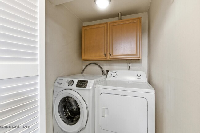 Building Photo - 536 River Dr