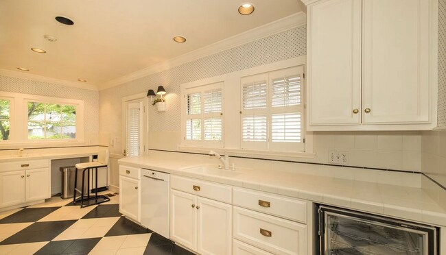 Building Photo - Charming Home w/ Beautifully Landscaped Ya...