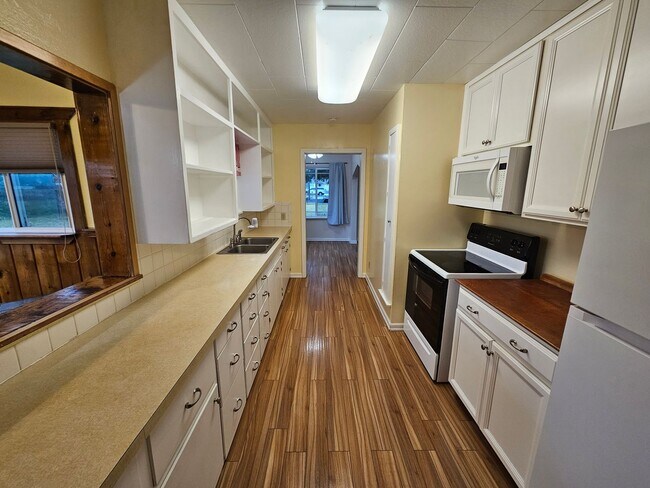 Building Photo - 3710 E Chattaroy Rd