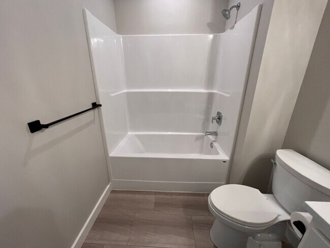 Building Photo - Brand new 3 bedroom home In South Springfi...