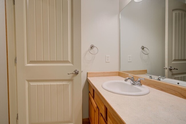 Building Photo - Laurel Glen Condo For Lease