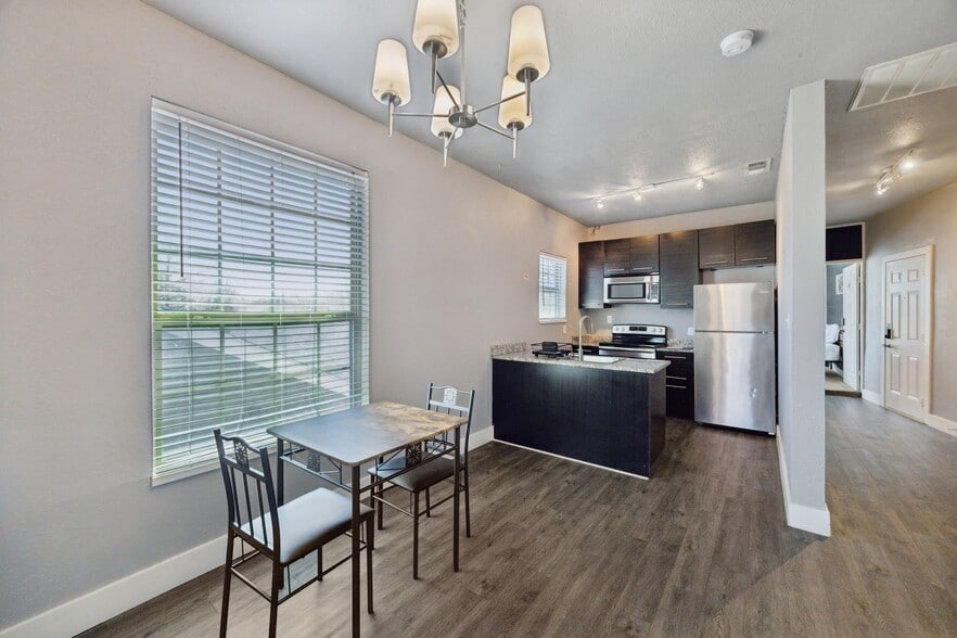 Building Photo - 605 S Oak Cliff Blvd