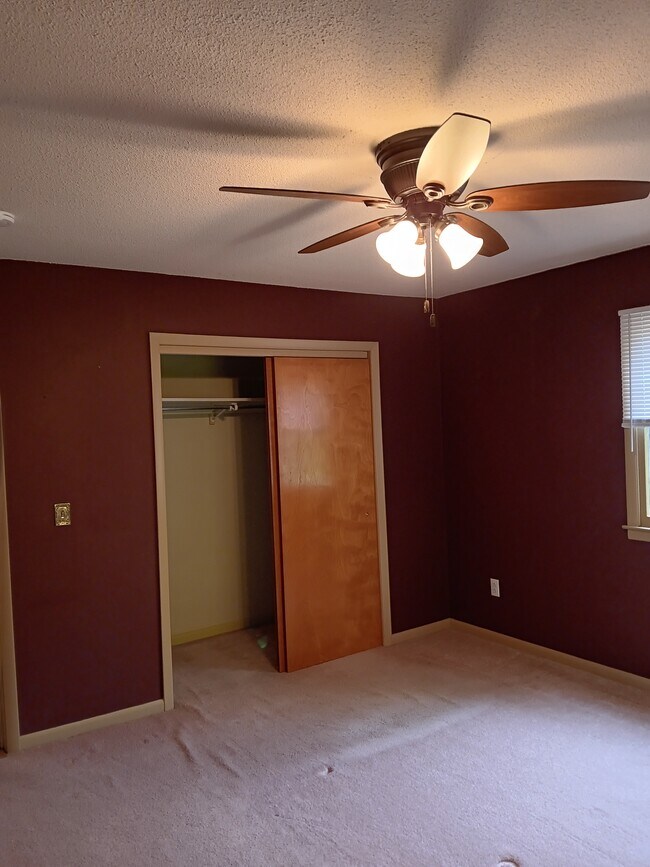 Building Photo - 2479 Malletts Bay Ave