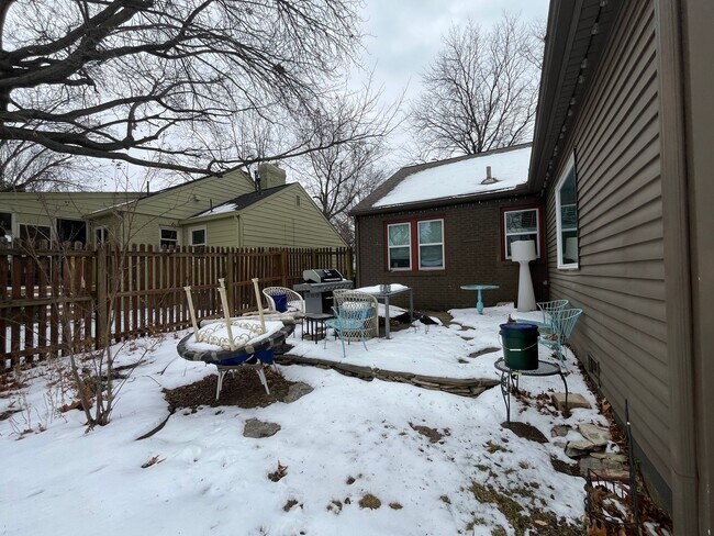 Building Photo - Beautifully renovated Midtown charmer