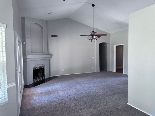 Building Photo - Adorable single floor 4 bedrooms,2 bathroo...