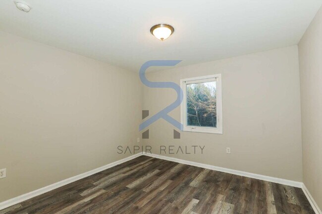 Building Photo - Your Dixie Hills  All-Electric 2BR/1BA Hideaway
