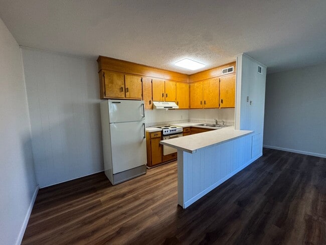 Building Photo - Ground level apartment with washer and dryer included!