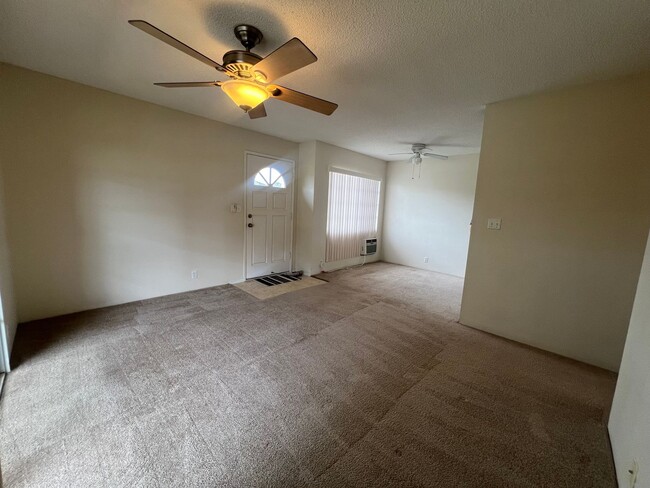 Building Photo - Very nice 2 bedroom, 1 bath unit with 2 pa...