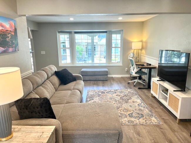 Building Photo - 7542 S Cove Cir