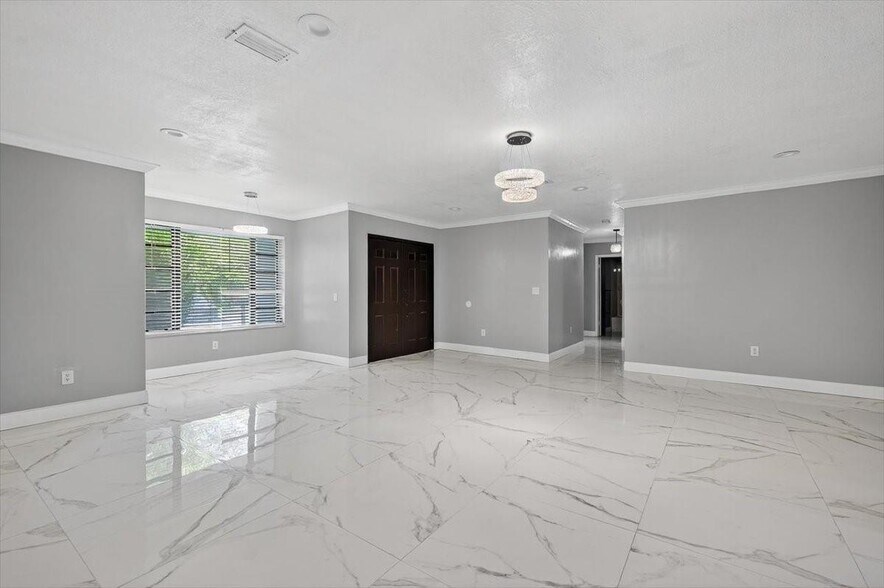 Building Photo - 15775 N Miami Ave