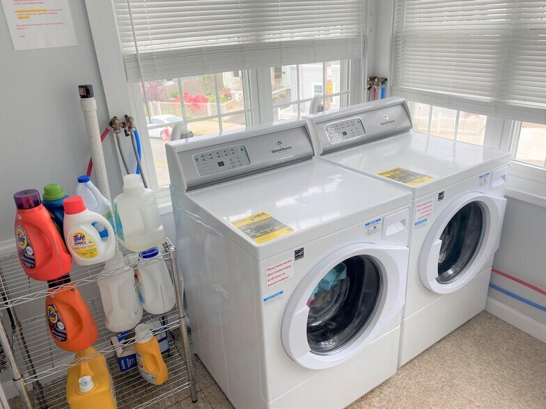 Building Photo - 521 Main St