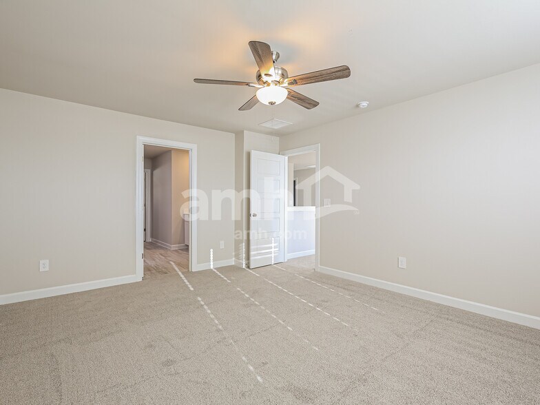 Building Photo - 806 Treeline Rd