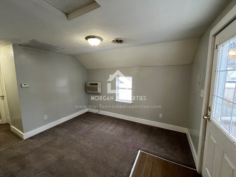 Building Photo - 832 E 7th St