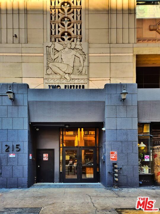 Building Photo - 215 W 7th St