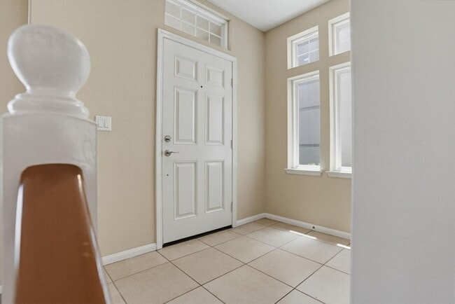 Building Photo - 3 Bedroom Home Available Now!