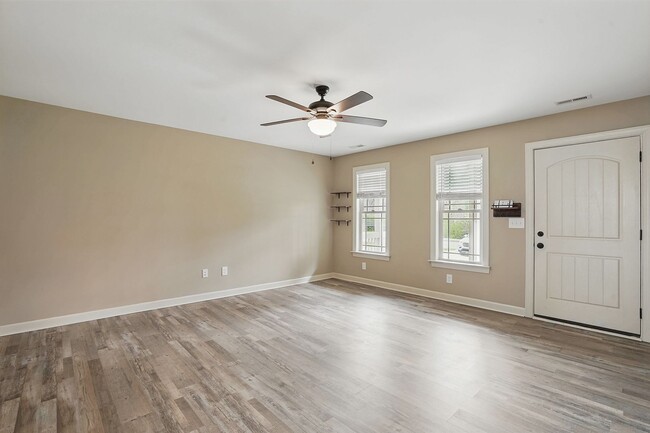 Building Photo - AVAILABLE NOW!  LIKE NEW! Cute One-Story R...