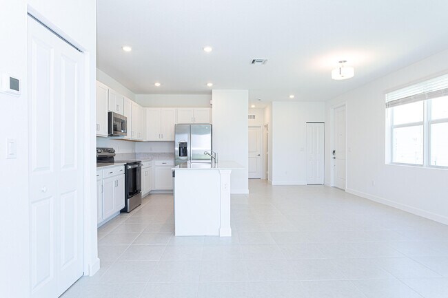 Building Photo - 630 SE Lk Fls St