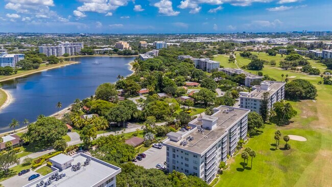 Building Photo - 2800 N Palm Aire Dr