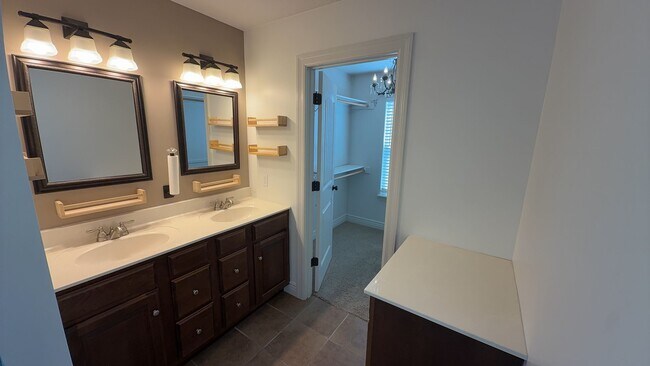 Building Photo - 4807 Manhasset Dr