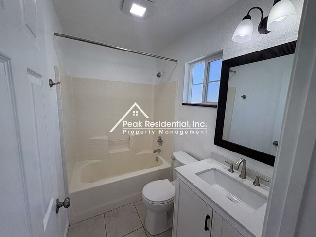 Building Photo - Great 4 Bd/2.5Ba Duplex with 1 Car Garage!