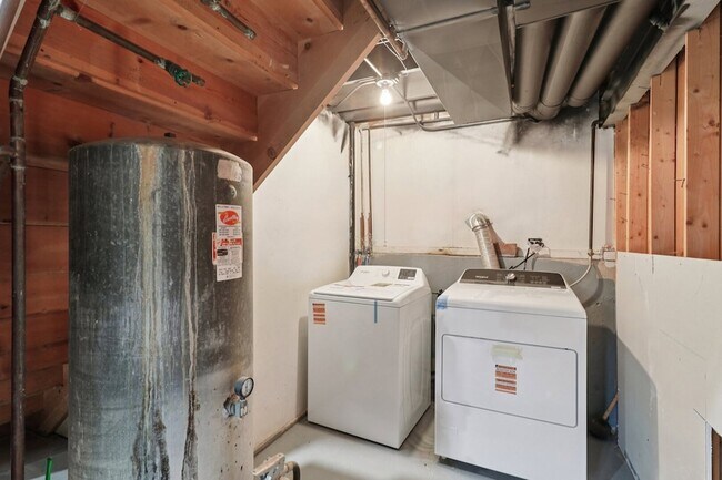 Building Photo - 23460 W N Lakewood Ln