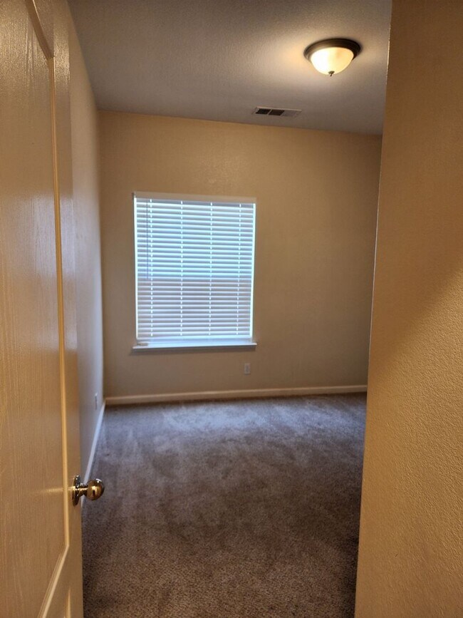 Building Photo - 4 bedroom 2 bathroom home Near Christofferson Pkwy Close to Walnut Elementary, Turlock Jr High Sc...