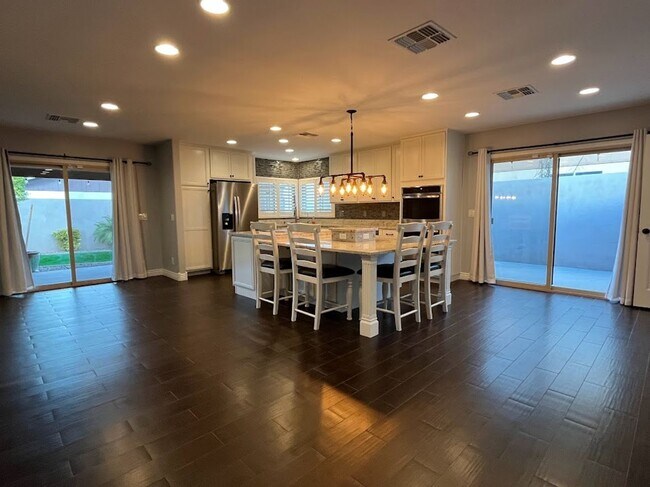 Building Photo - Elegant North Glendale Retreat with Premium Upgrades