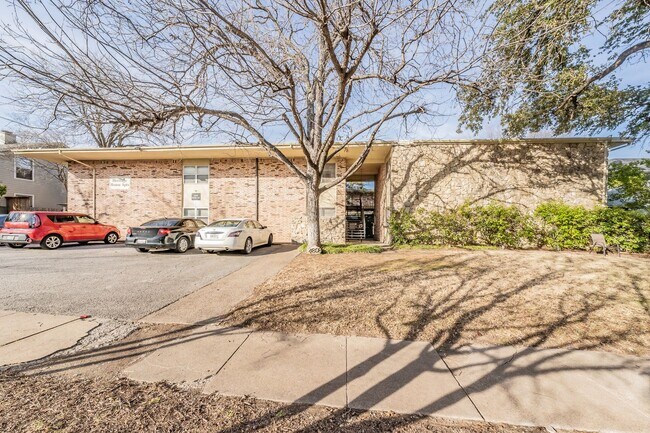 Building Photo - Updated Two Bedroom and One and Half Bathr...