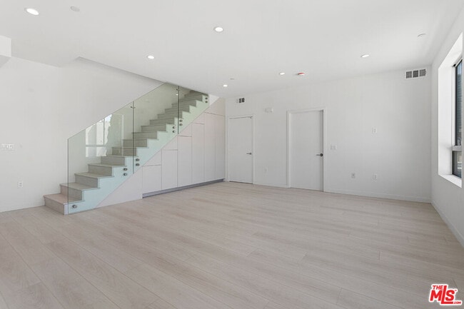 Building Photo - 11727 Kiowa Ave