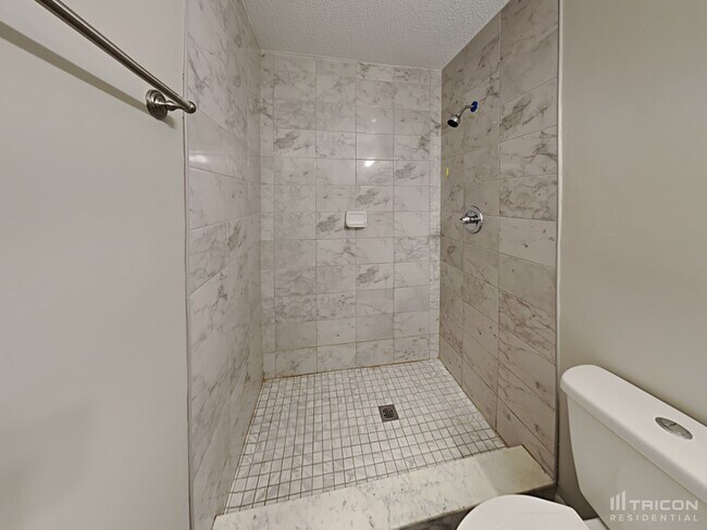 Building Photo - 2731 Greenwood Ln W
