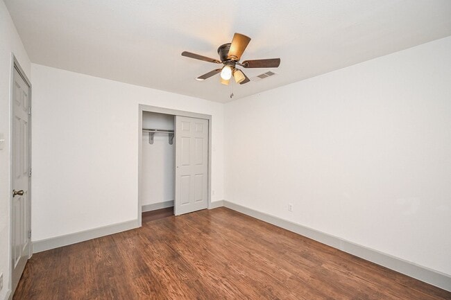 Building Photo - 314 W Hart Ave