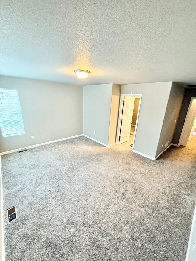Building Photo - Move in ready!! Close to military bases!