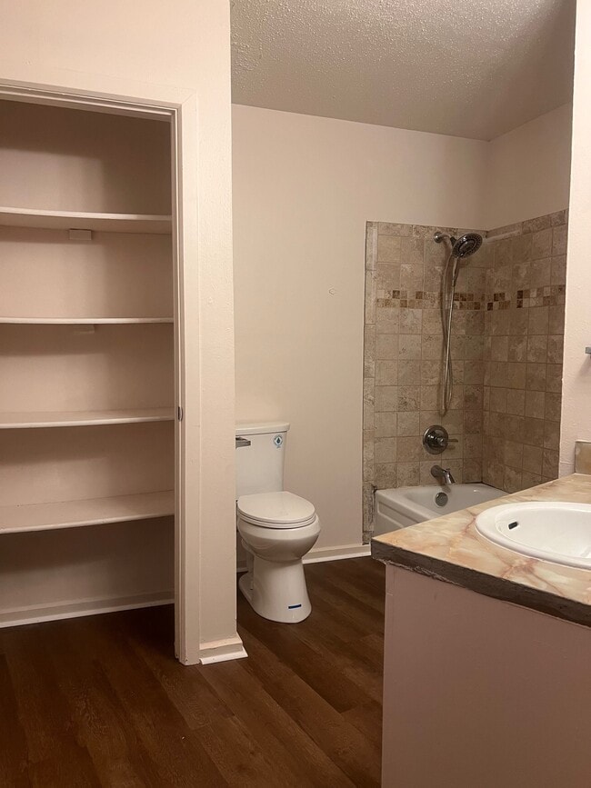 Building Photo - 302 Dallas St