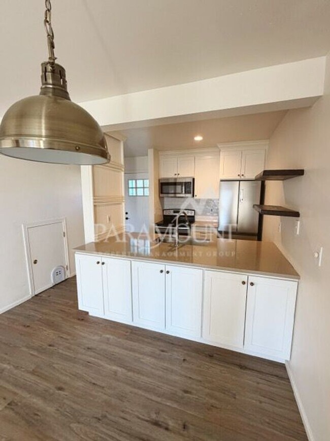 Building Photo - Fully Transformed End Unit in Downtown Poulsbo