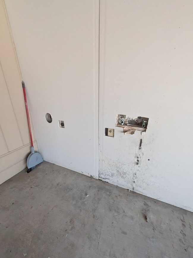 Building Photo - 976 Sunmeadow Dr
