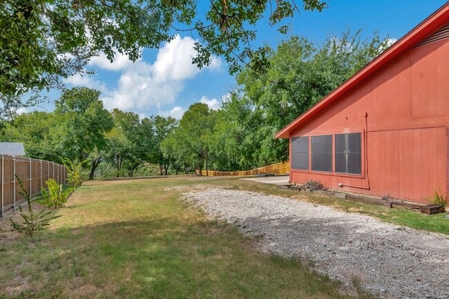 Building Photo - 2423 Pleasant Cir N