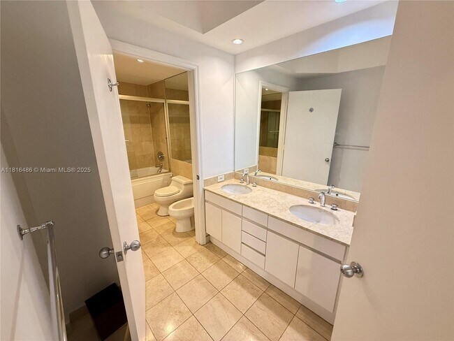 Building Photo - 808 Brickell Key Dr
