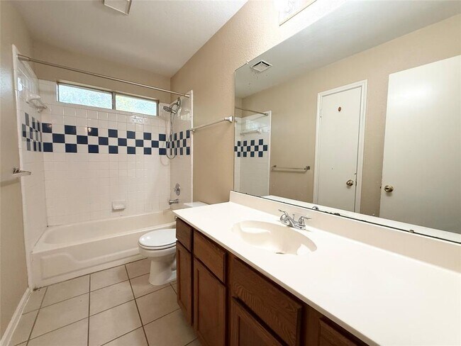 Building Photo - 2011 Lantana Dr