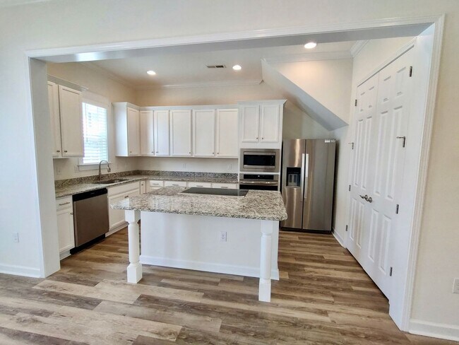 Building Photo - LUXURIOUS HIGH-END 2-story townhome in Market Common - walk to everything!