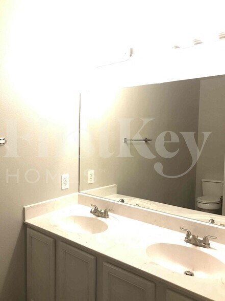 Building Photo - 10631 S Shaenridge