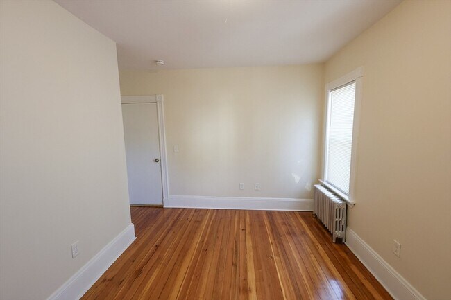 Building Photo - 32 Robinson St