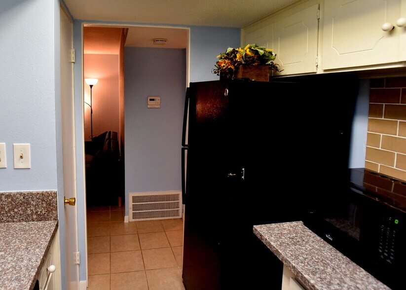 Building Photo - 2201 Fountain View Dr