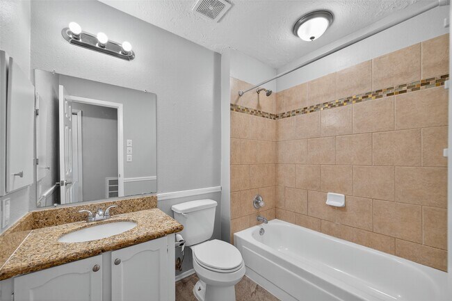 Building Photo - 811 Lochmoor Ln