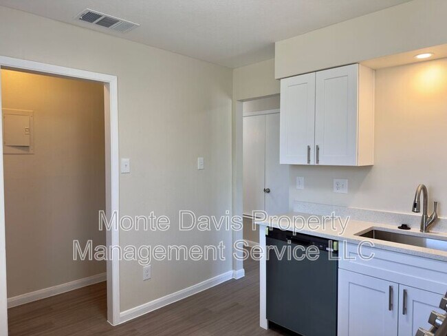 Building Photo - 1614 W Braker Ln