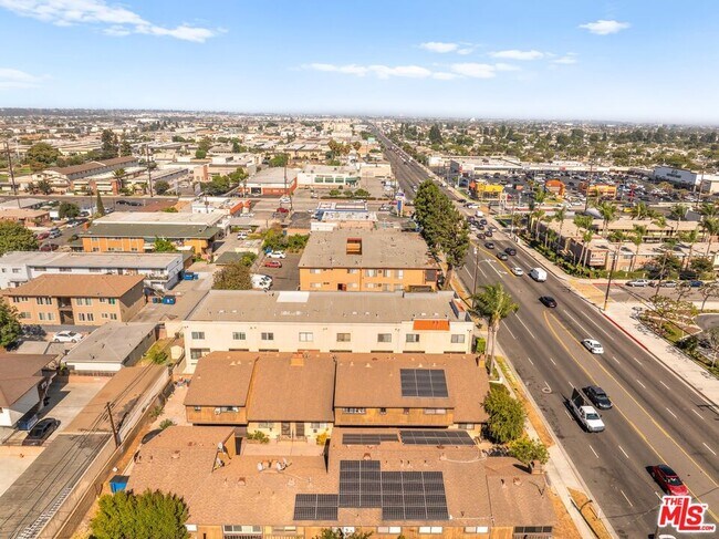Building Photo - 4069 W Rosecrans Ave